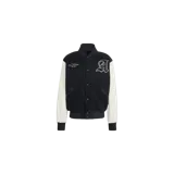 Campera estilo universitario Adidas Originals de color negro con mangas blancas y puños, cuello y dobladillo acanalados a rayas. Cuenta con cierre frontal de botones a presión, bolsillos ribeteados y parches bordados en el pecho.