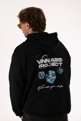 Canguro negro con capucha, cordones ajustables y bolsillo tipo canguro. Estampado en la espalda con el logo "Vinnare Project" y dados con detalles en celeste.
