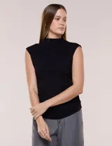 Musculosa negra de modal, con cuello alto, sin mangas y frunces drapeados en los laterales de la cintura.