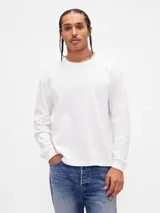 Remera de manga larga Gap, color blanco, con cuello redondo y logo de la marca bordado en el mismo tono en el centro del pecho.
