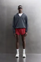Sudadera de algodón con interior de rizo, corte relaxed fit, color gris oscuro. Cuenta con cuello con capucha y abertura frontal en V, manga larga y bajo con puños elásticos.