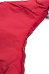 Bandolera negra acolchada de diseño curvilíneo tipo media luna, con correa ajustable integrada y cierre superior.