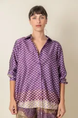 Camisa italiana de satén estampado, color verde con diseño geométrico en blanco y naranja. De manga larga y corte clásico.