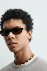 Camiseta de corte boxy fit, con cuello redondo y manga corta. Presenta un acabado irregular con efecto lavado que le otorga un aspecto vintage.