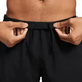 Short Nike Dri-FIT Challenger 7 de color negro, con cintura elástica y el logo de la marca estampado en el lateral.