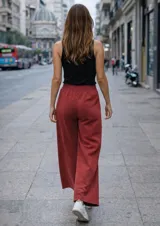 Pantalón de tejido de punto en color beige, con corte recto y holgado, y cintura elástica.