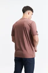 Remera de manga corta color menta, con estampado frontal de un diseño abstracto en tonos grises y azules, y texto. Confeccionada en 100% algodón y de corte regular.