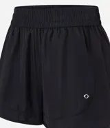 Short deportivo Get Over de corte runner, confeccionado en tejido de poliéster con microperforaciones para mayor ventilación. Presenta cintura elástica, ruedo redondeado y recortes laterales.