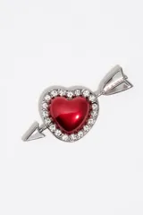 Caravanas de metal plateado con diseño de corazón rojo esmaltado, rodeado de cristales brillantes y atravesado por una flecha.