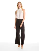 Pantalón sastrero de tiro alto y pierna ancha, con cierre frontal y gancho interno. Presenta bolsillos laterales de ojal y un diseño minimalista con caída fluida.