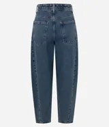Pantalón de jean estilo balloon con cintura alta, corte amplio en cadera y piernas con ajuste leve en la botamanga. Presenta cierre frontal con botón, pasantes para cinturón y bolsillos funcionales.