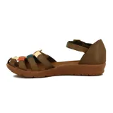 Sandalia de cuero con talón cerrado y pulsera ajustable con hebilla metálica. La capellada presenta un diseño de tiras entrelazadas en tonos tierra, incluyendo marrón, naranja y beige, sobre una base de goma marrón.