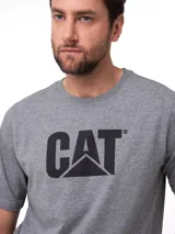 Remera gris melange de manga corta y cuello redondo, con el logo clásico de CAT estampado en el frente en color negro.