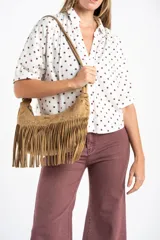 Blusa de lino y viscosa color blanco con estampado de lunares marrones, de manga corta y cuello camisero con cierre frontal de botones.