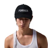 Gorra negra con logo "Former" en blanco en el frente y paneles traseros de malla.