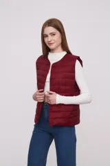 Chaleco acolchado color verde militar con cierre de botones a presión.