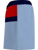 Short de baño celeste con cintura elástica, cordón de ajuste y diseño color block con los colores blanco, azul marino y rojo.
