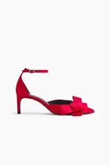 Zapatos de tacón de satén color rojo, con puntera fina adornada con una moña grande y tira ajustable al tobillo.