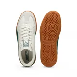 Championes Puma modelo Army Trainer, de diseño retro en color blanco con detalles en verde oscuro y suela de goma color caramelo. Presenta refuerzos de gamuza en la puntera y el logo de la marca en dorado en el lateral.
