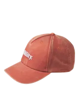 Gorro de béisbol color terracota/rojizo, confeccionado en sarga de algodón reciclado, con visera curva y bordado frontal en blanco que dice "Utility".