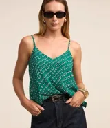 Blusa de crepé con estampado geométrico en verde y blanco, escote en pico y breteles finos.