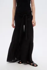 Pantalón de viscosa negro de tiro alto, diseño ancho con detalles de volados sutiles y lazo para anudar en la cintura.
