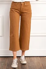 Pantalón de jean color ladrillo, de corte wide leg y tiro medio.