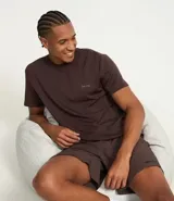 Remera deportiva de cuello redondo y manga corta, confeccionada en tejido modal con tecnología dry para mayor transpirabilidad y secado rápido. Presenta un diseño minimalista con pequeño lettering estampado en el pecho.