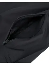 Campera deportiva Under Armour Rivl Wvn Windbreaker, color negro, con capucha, cierre frontal completo y bolsillos laterales con cremallera. Incluye el logo de la marca estampado en blanco en el pecho.