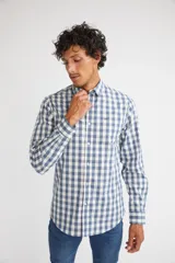 Camisa de manga larga con cuello clásico y cierre frontal abotonado. Presenta un estampado de cuadros en tonos azul marino y rojo. Confeccionada en algodón, cuenta con un corte slim fit y logo bordado en el pecho.