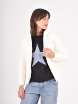 Campera puffer blanca con cuello alto, cierre frontal y diseño acolchado horizontal.