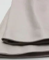 Guantes largos de cuero de piel ovino en color gris claro, con forro interior de poliéster.