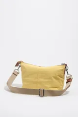 Bolso de hombro Bimba y Lola color negro, confeccionado en nylon con detalles en cuero. Cuenta con cierre superior de cremallera, bolsillo exterior con cierre, tiradores de cordón beige con cuentas oscuras y logo metálico impreso en el frente.