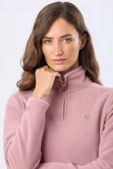 Buzo de polar color crema con cuello alto y cierre frontal parcial. Presenta detalles en cuero en el tirador del cierre y un pequeño bordado en el pecho y en la manga.