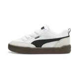 Championes Puma Park Lifestyle OG color blanco con detalles en negro, puntera de gamuza gris claro y suela de goma marrón.