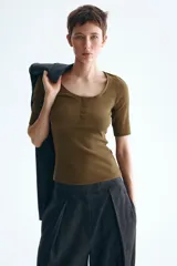 Top entallado en punto acanalado de algodón de color verde militar, con escote en U, mangas cortas y tapeta con cuatro botones en el frente.