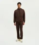 Pantalón deportivo de corte recto en color marrón, con cintura elástica ajustable mediante cordón y bolsillos laterales.