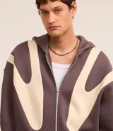 Saco tipo buzo con cierre frontal, confeccionado en tejido fleece. Presenta un diseño boxy con capucha, mangas largas de sisa desplazada y estampa abstracta en contraste. Cuenta con puños y bajo ajustados.