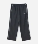 Pantalón de corte regular gris oscuro con diseño de raya diplomática fina y bordado localizado. Confeccionado en poliéster con viscosa, cuenta con cintura elástica.
