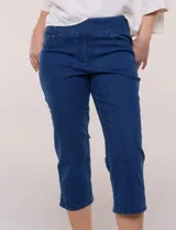 Pantalón capri azul de denim elastizado, con cintura ancha elástica, bolsillos delanteros falsos y bolsillos traseros aplicados.