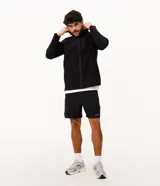Bermuda deportiva Get Over de color negro, confeccionada en tejido tecnológico de poliéster y elastano, con cintura elástica y recortes frontales.