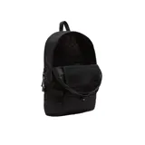 Mochila Vans color negro, con compartimento principal amplio, bolsillo frontal con cierre y sistema de cordones elásticos ajustables. Cuenta con bolsillos laterales de red y etiqueta con el logo de la marca en el frente.