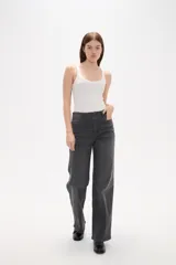 Pantalon de jean de corte recto y tiro alto, en color gris oscuro con efecto lavado.