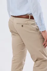 Pantalon azul marino de corte ajustado, con trabillas para cinturón y bolsillos laterales, confeccionado en tejido liviano con elasticidad.