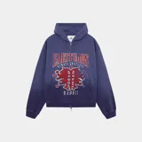 Campera con capucha color azul con cierre frontal y bolsillos tipo canguro. Estampado en el frente con el logo de la marca, la frase "Always Grateful" y la palabra "Madrid".