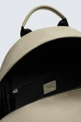 Mochila negra lisa con acabado engomado, compartimento principal con cierre de cremallera, bolsillo interior con cierre, bolsillo frontal con cierre, parte posterior acolchada con banda de sujeción para equipaje, asa de mano y dos asas de hombro ajustables y acolchadas.