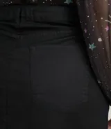 Minifalda negra de jean resinado con corte irregular en el ruedo.