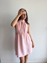Vestido corto rosado con escote halter y falda acampanada.