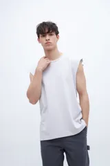 Musculosa verde oliva con cuello redondo y estampado pequeño en el pecho. Corte recto y sin mangas.