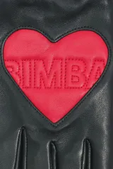 Guantes de piel negra con detalle de corazón rojo en el dorso que incluye el logo grabado. Presentan puños elásticos en color beige.